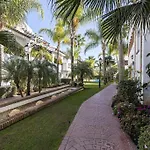 Modern 2-Bedroom Flat Next To The Sea