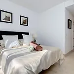 Modern 2-Bedroom Flat Next To The Sea