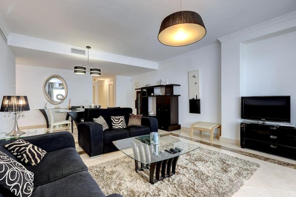 Modern 2-bedroom Flat Next To The Sea Marbella