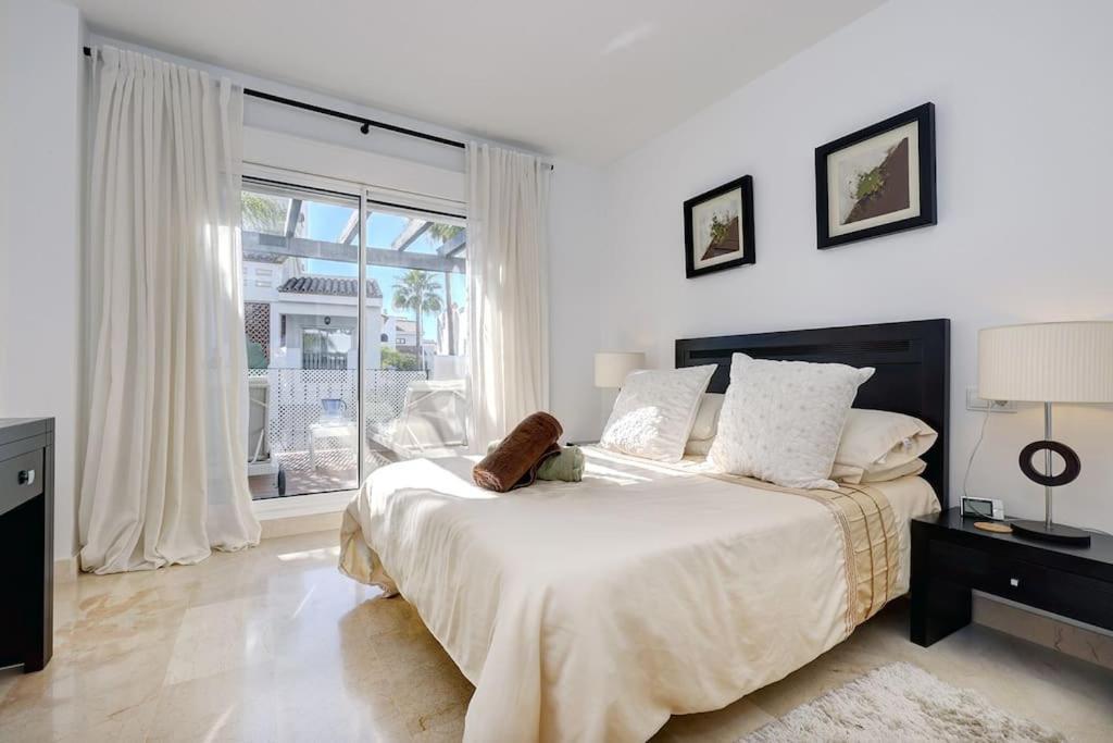 Modern 2-bedroom Flat Next To The Sea *