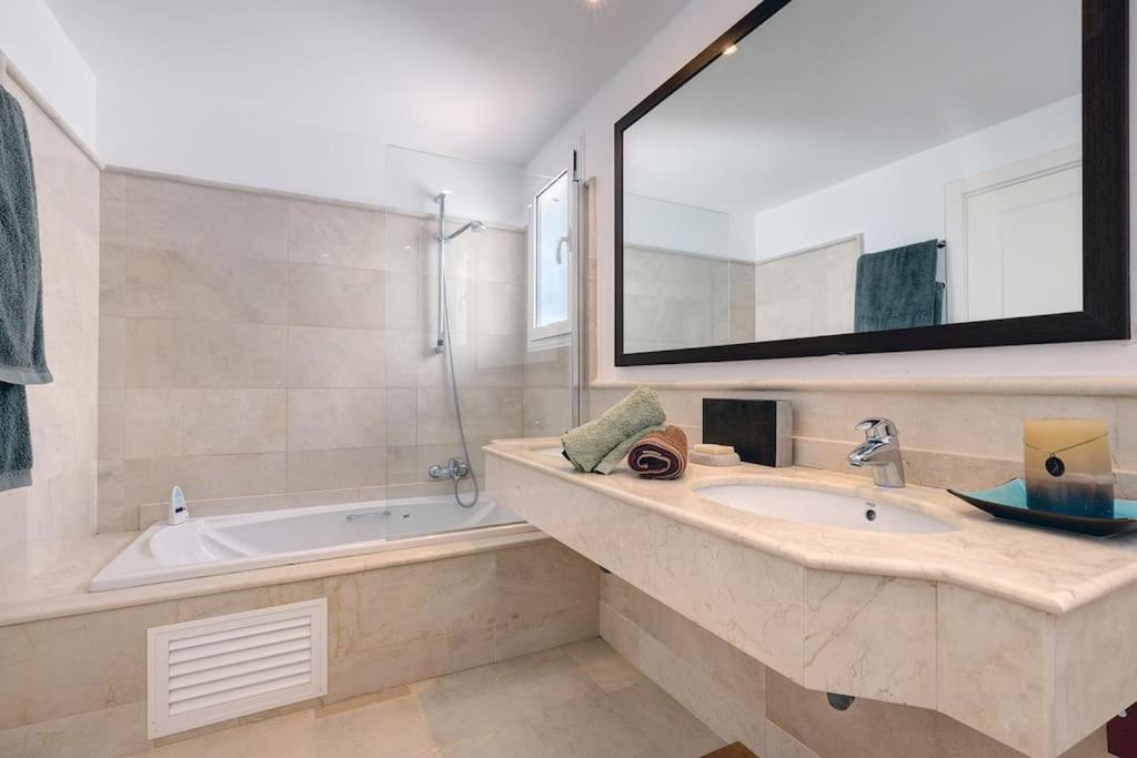 Modern 2-bedroom Flat Next To The Sea Apartment *